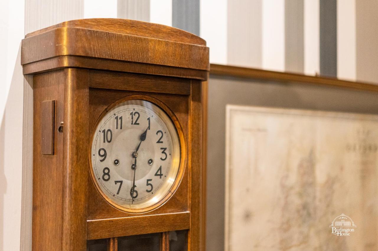 Burlington House Boutique Bed & Breakfast Oxford Bagian luar foto Clock in the lobby