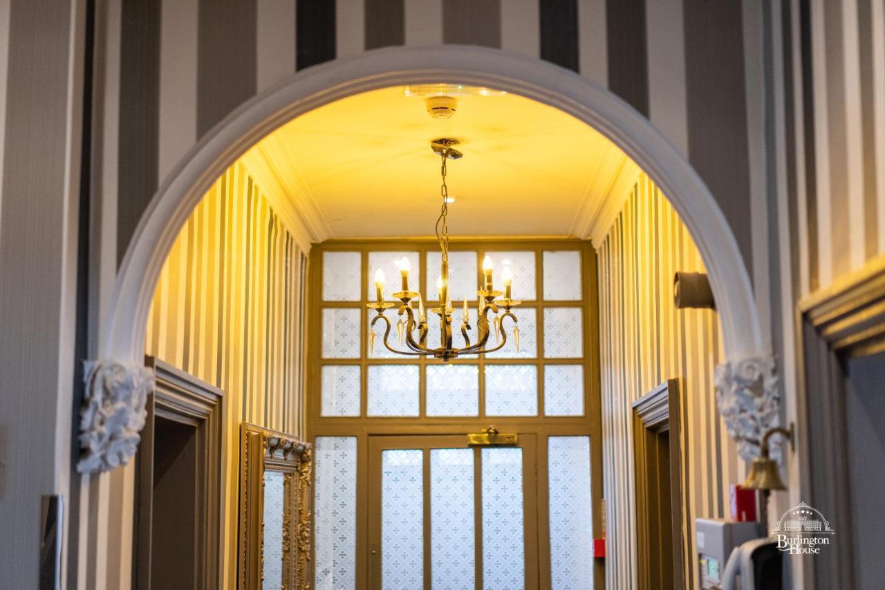 Burlington House Boutique Bed & Breakfast Oxford Bagian luar foto The entrance to the hotel