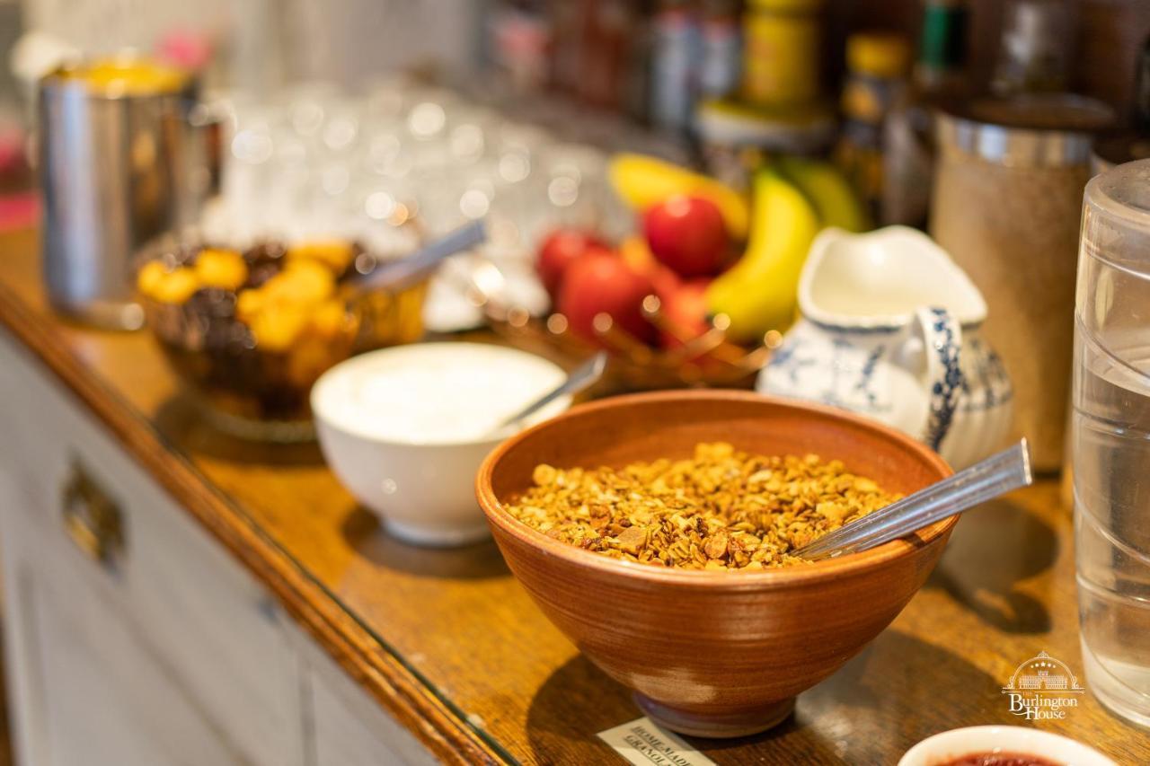 Burlington House Boutique Bed & Breakfast Oxford Bagian luar foto Breakfast buffet at the hotel