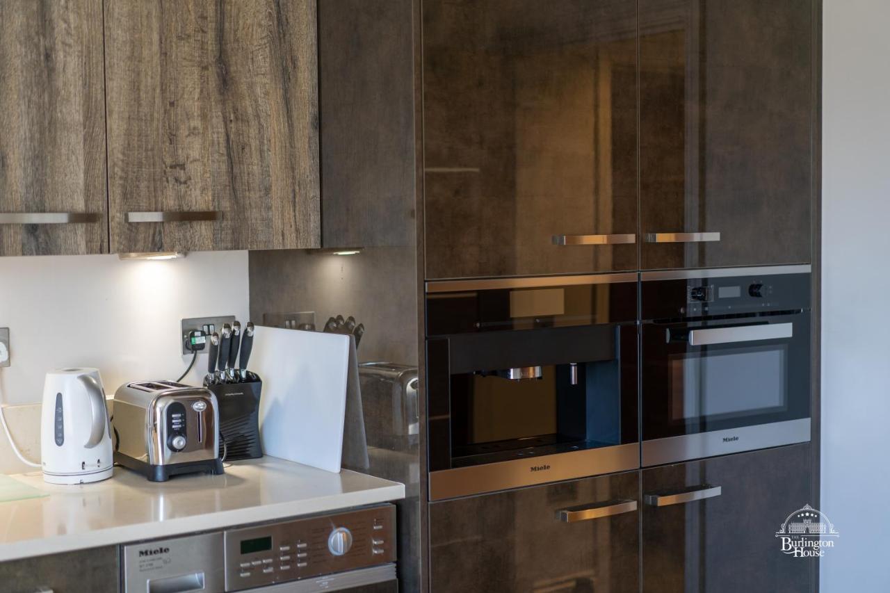 Burlington House Boutique Bed & Breakfast Oxford Bagian luar foto A kitchen with a built-in microwave oven