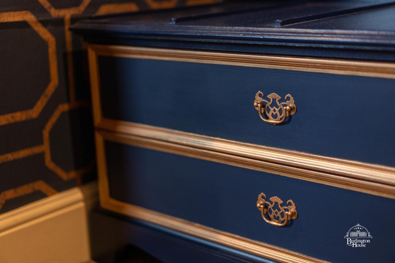 Burlington House Boutique Bed & Breakfast Oxford Bagian luar foto A piece of furniture painted in a blue and gold colour combination