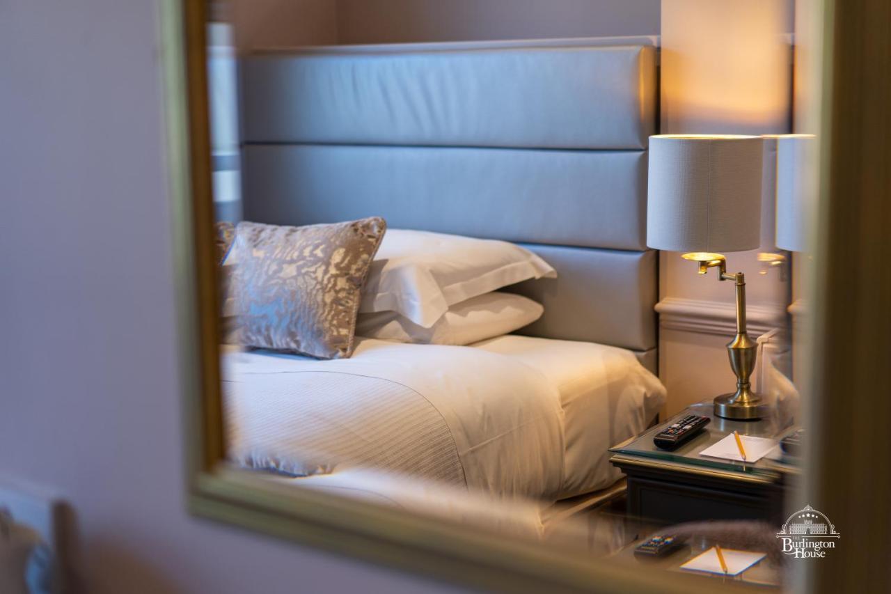 Burlington House Boutique Bed & Breakfast Oxford Bagian luar foto A bedroom at the hotel