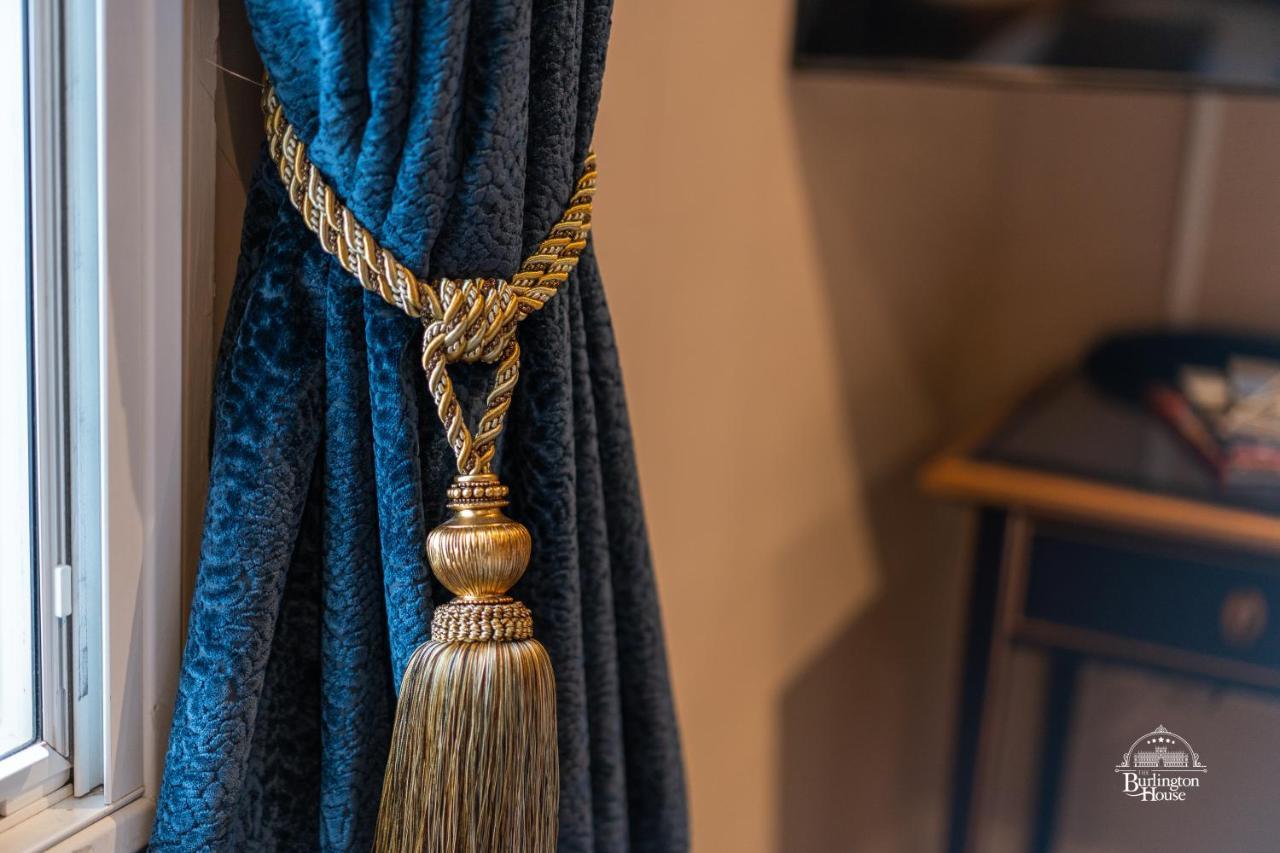 Burlington House Boutique Bed & Breakfast Oxford Bagian luar foto A curtain tieback