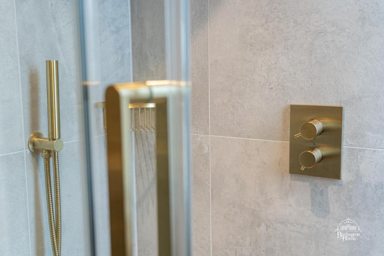 Burlington House Boutique Bed & Breakfast Oxford Bagian luar foto A shower mixer