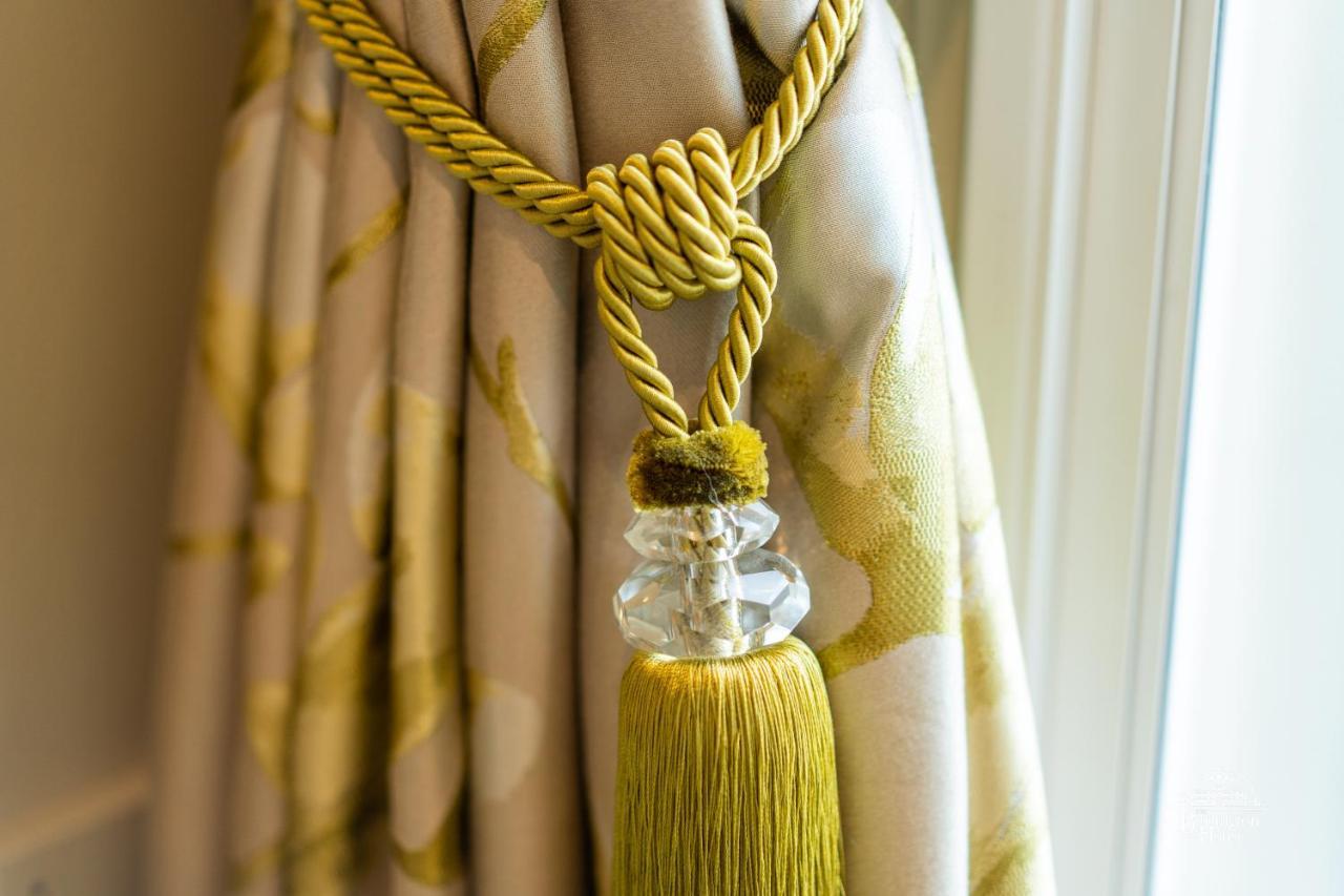 Burlington House Boutique Bed & Breakfast Oxford Bagian luar foto A curtain tieback