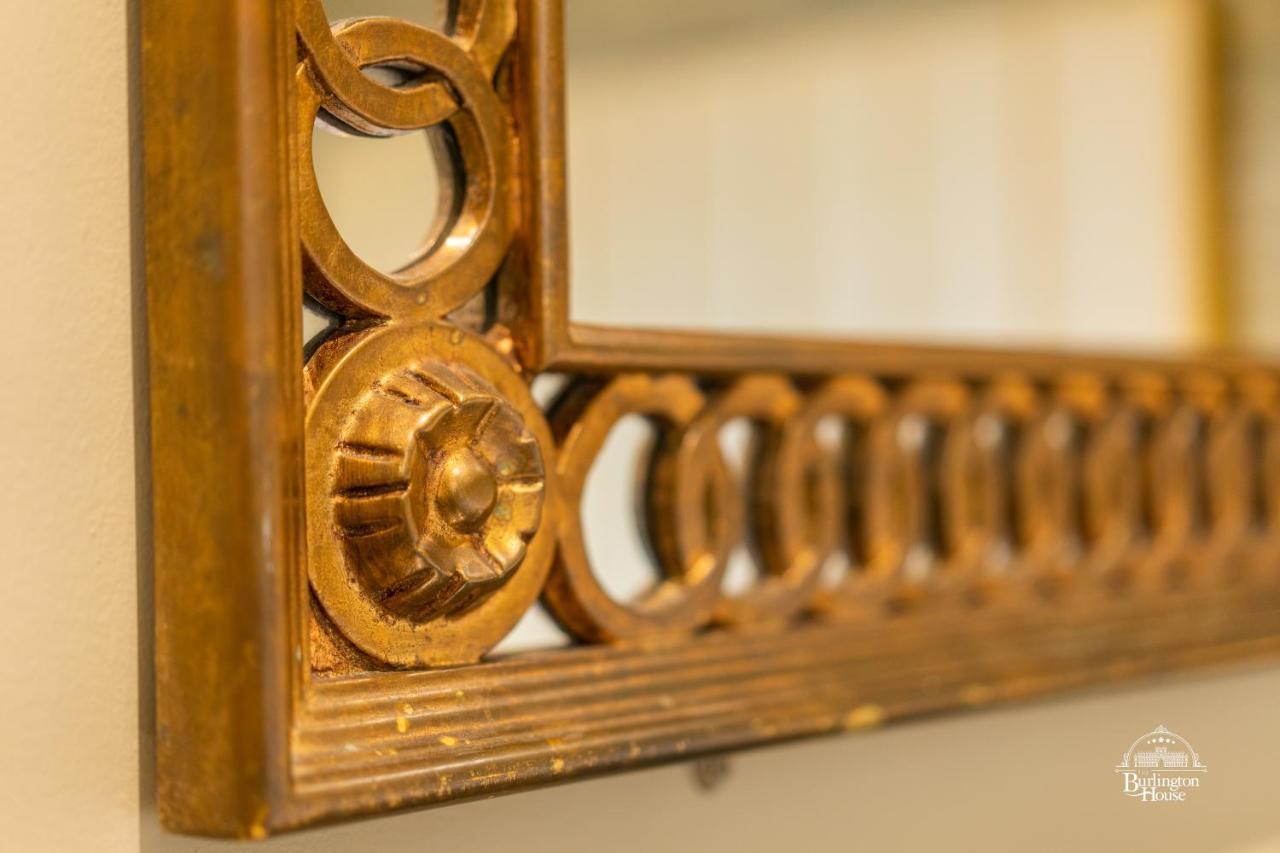 Burlington House Boutique Bed & Breakfast Oxford Bagian luar foto Detail of the mirror frame
