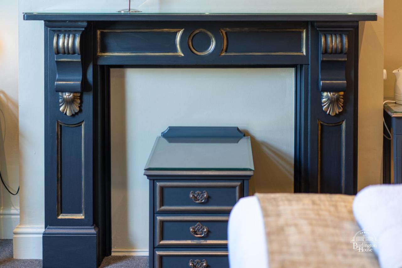 Burlington House Boutique Bed & Breakfast Oxford Bagian luar foto A fireplace in the hotel