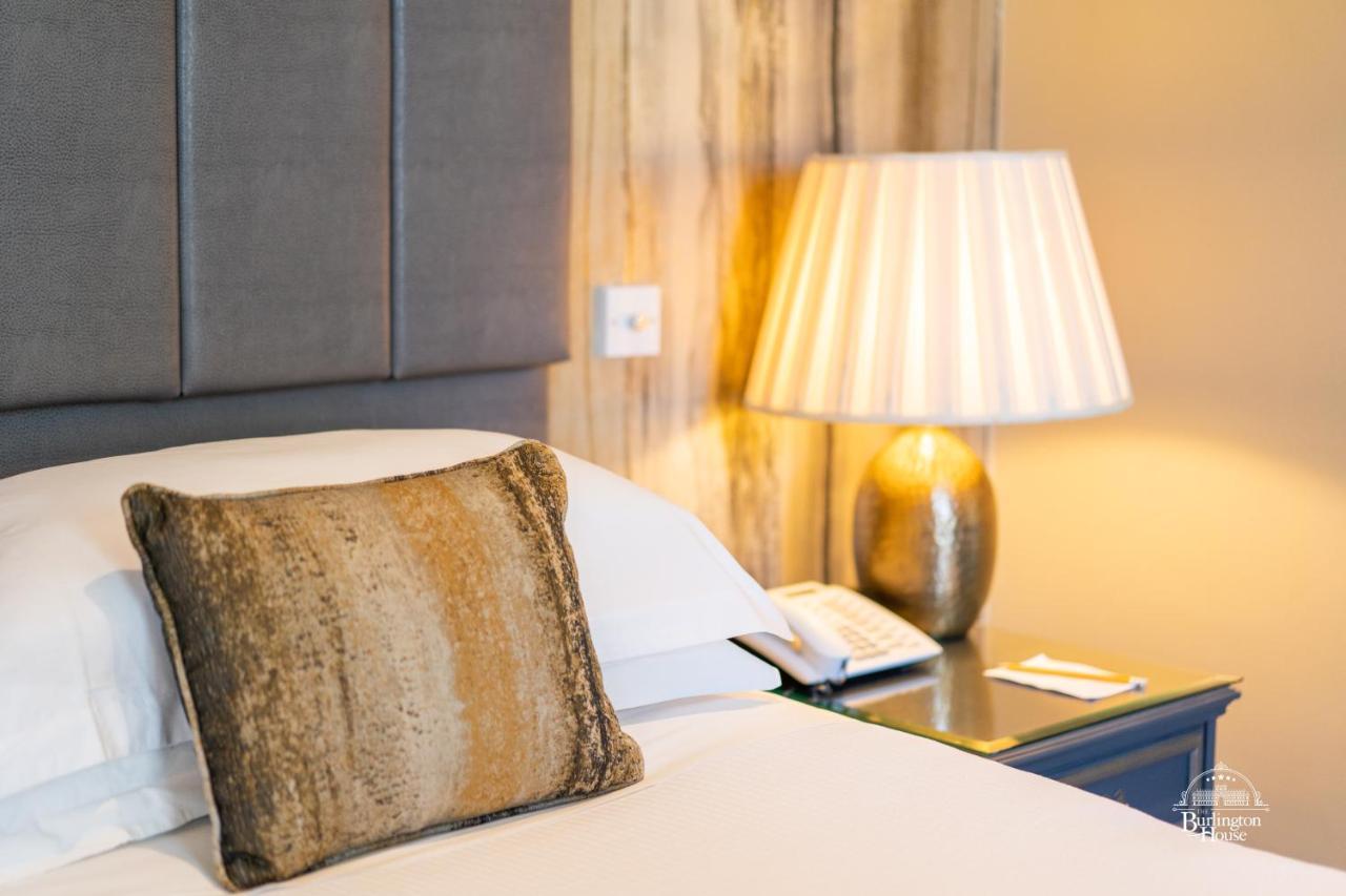 Burlington House Boutique Bed & Breakfast Oxford Bagian luar foto A lamp on a bedside table