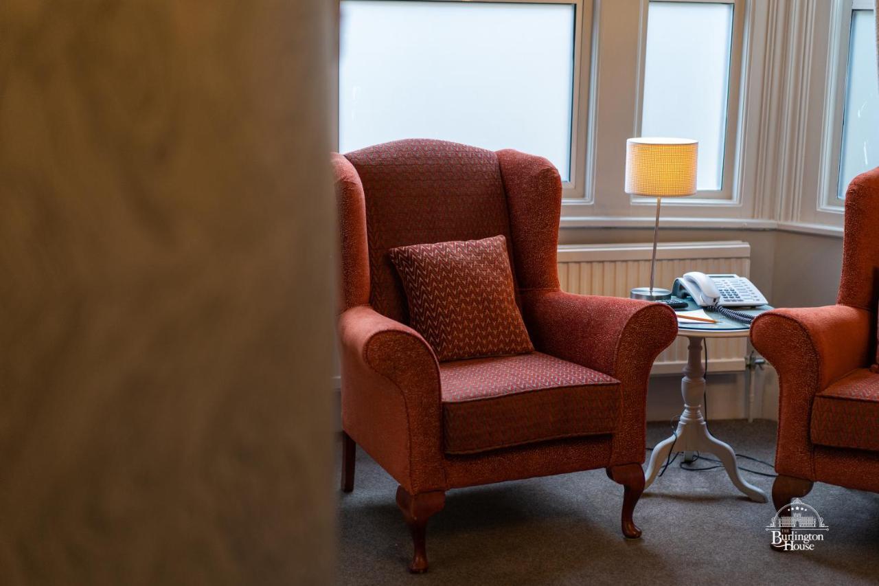 Burlington House Boutique Bed & Breakfast Oxford Bagian luar foto A wing chair