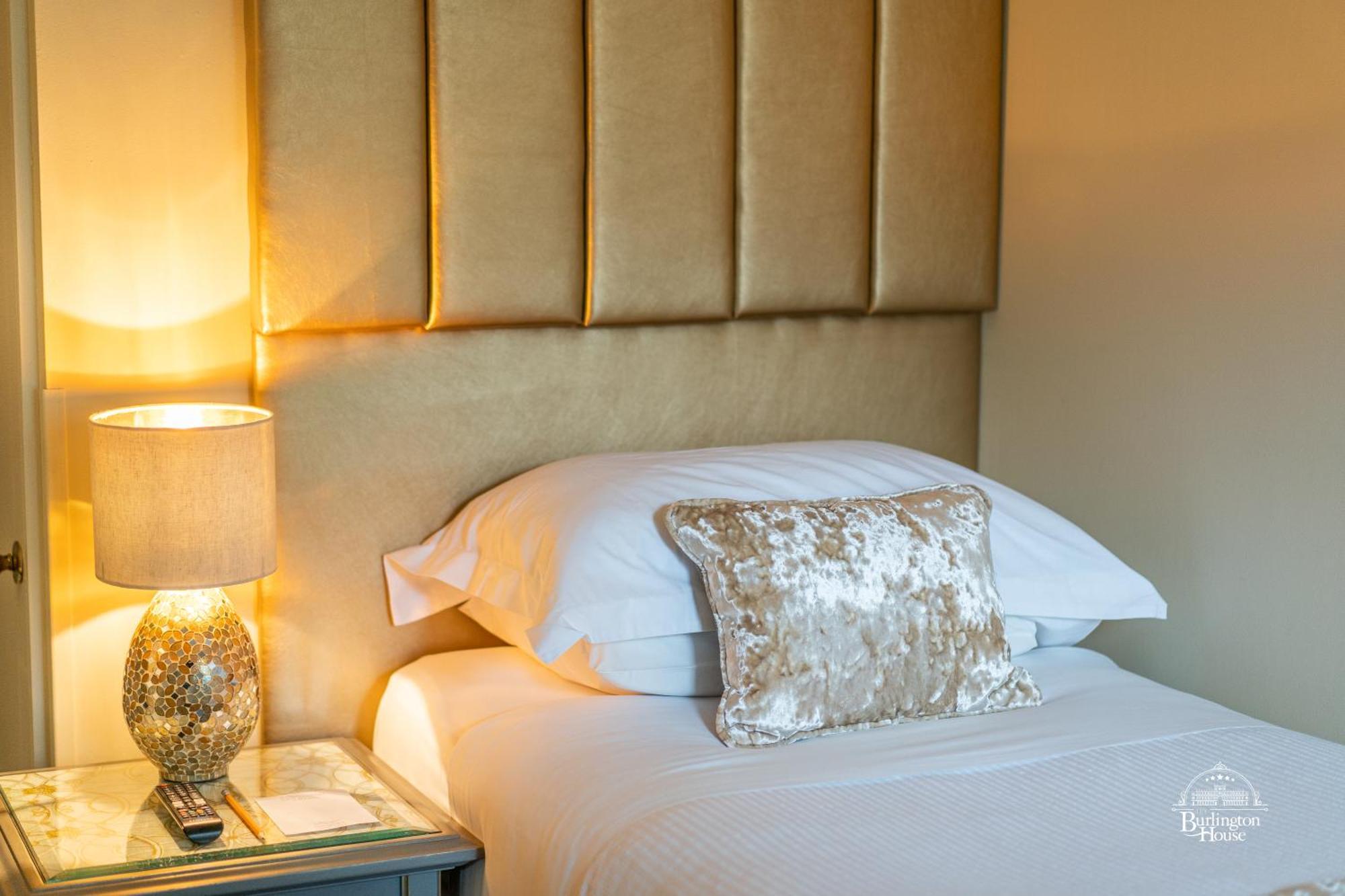 Burlington House Boutique Bed & Breakfast Oxford Ruang foto A bed with a headboard