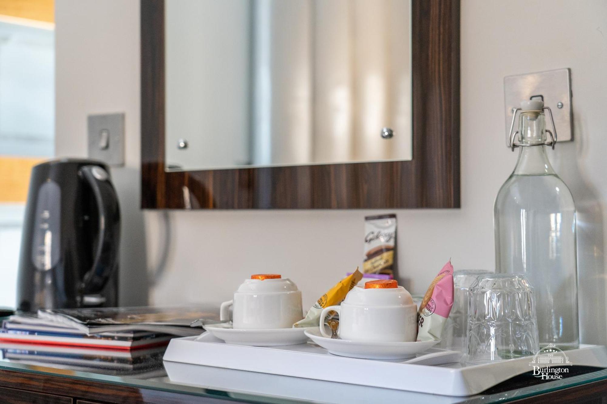 Burlington House Boutique Bed & Breakfast Oxford Ruang foto A hospitality tray in a hotel room