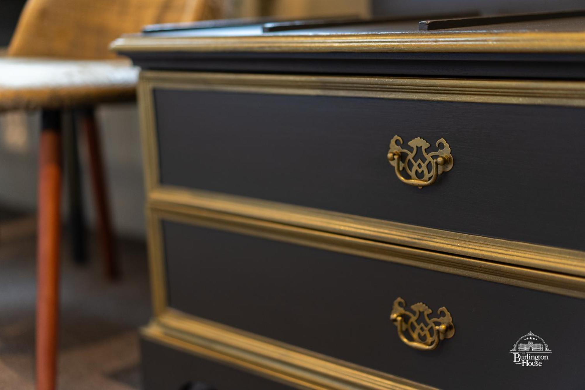 Burlington House Boutique Bed & Breakfast Oxford Ruang foto A piece of furniture with a gold leaf finish