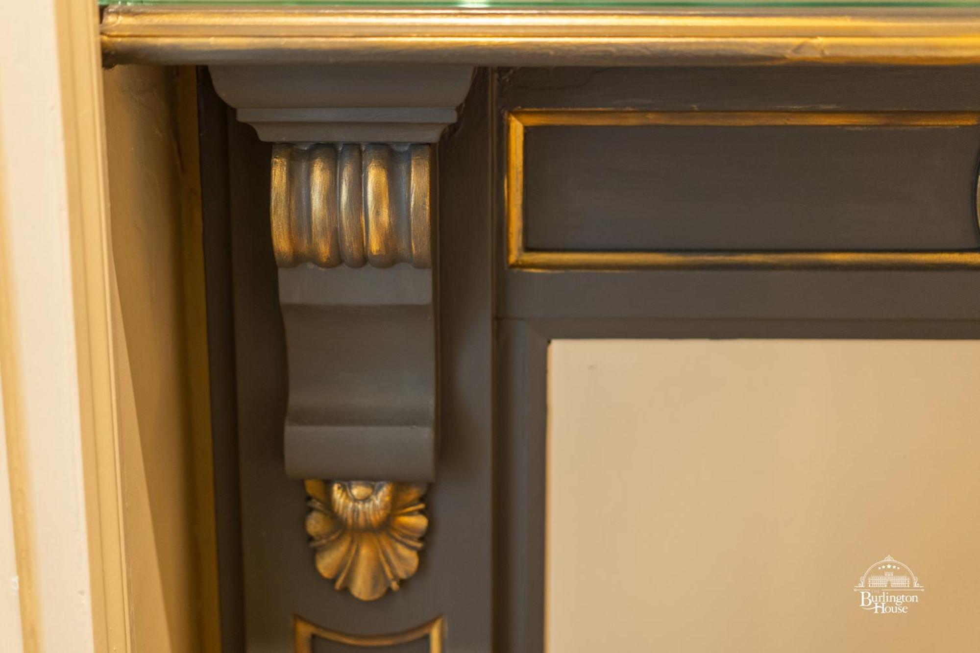 Burlington House Boutique Bed & Breakfast Oxford Ruang foto Detail of the fireplace