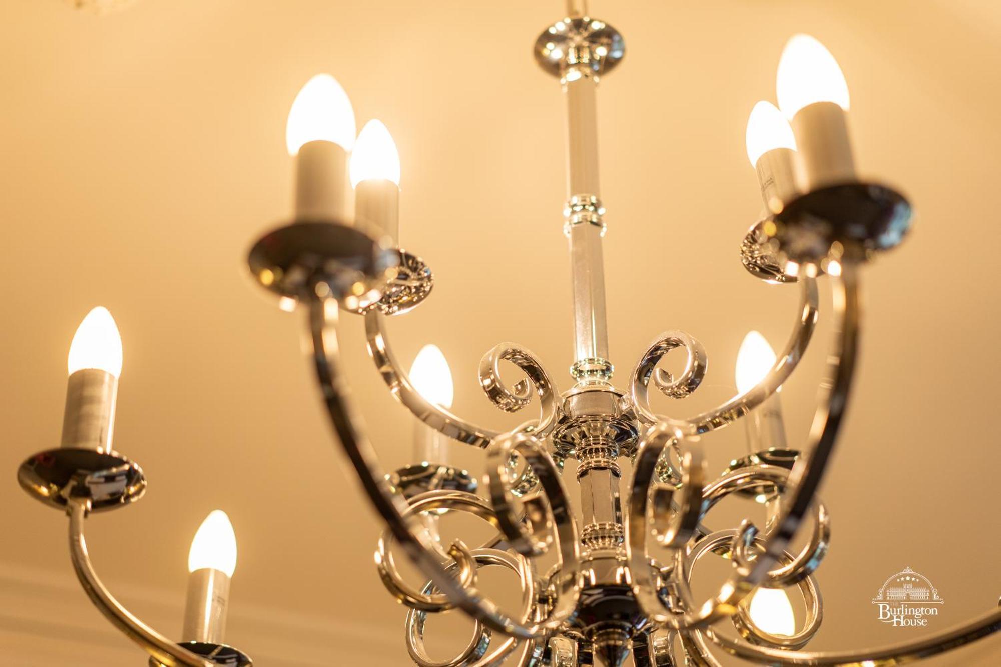 Burlington House Boutique Bed & Breakfast Oxford Ruang foto A chandelier