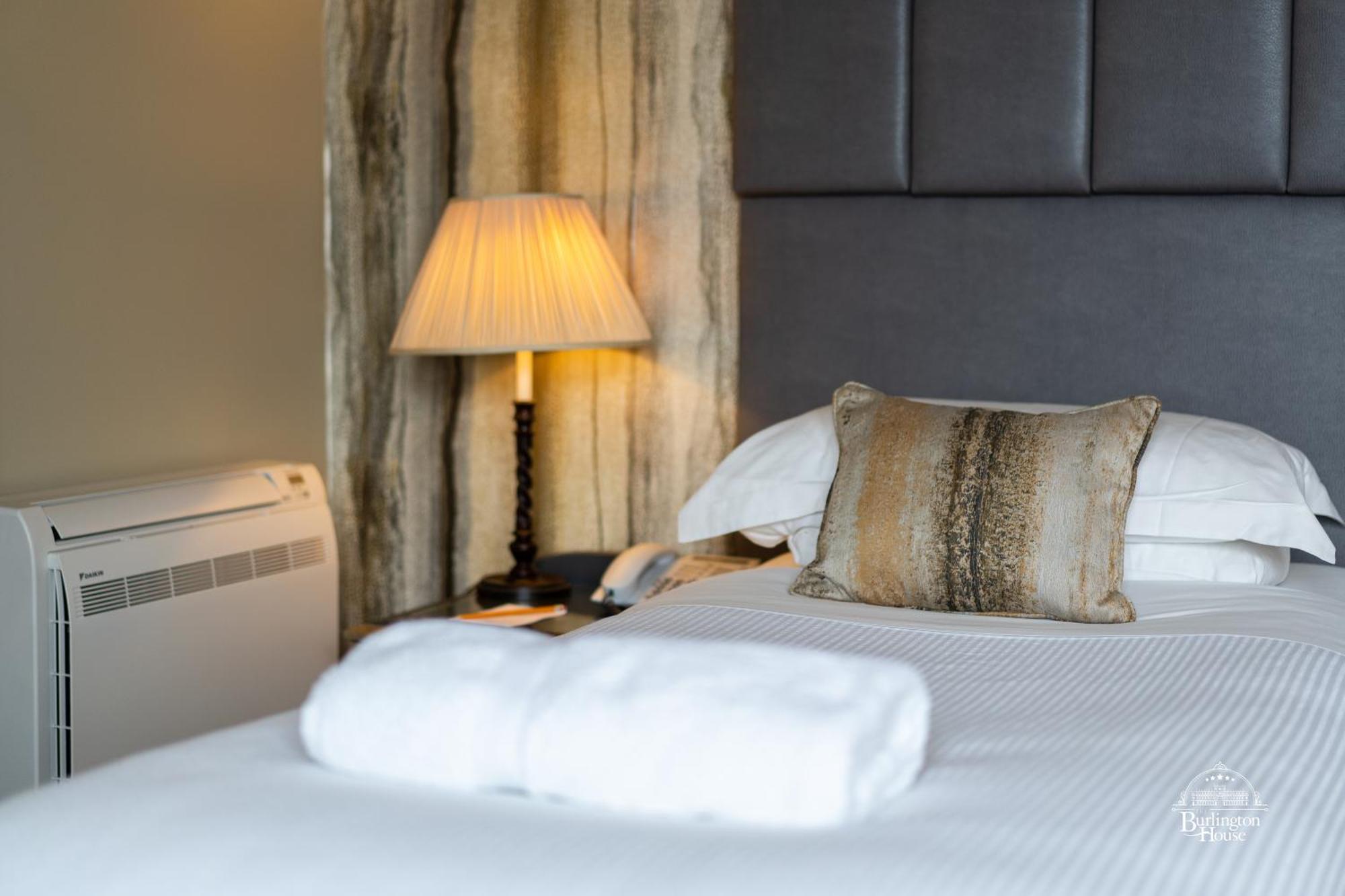 Burlington House Boutique Bed & Breakfast Oxford Ruang foto A bed with a lamp and a pillow