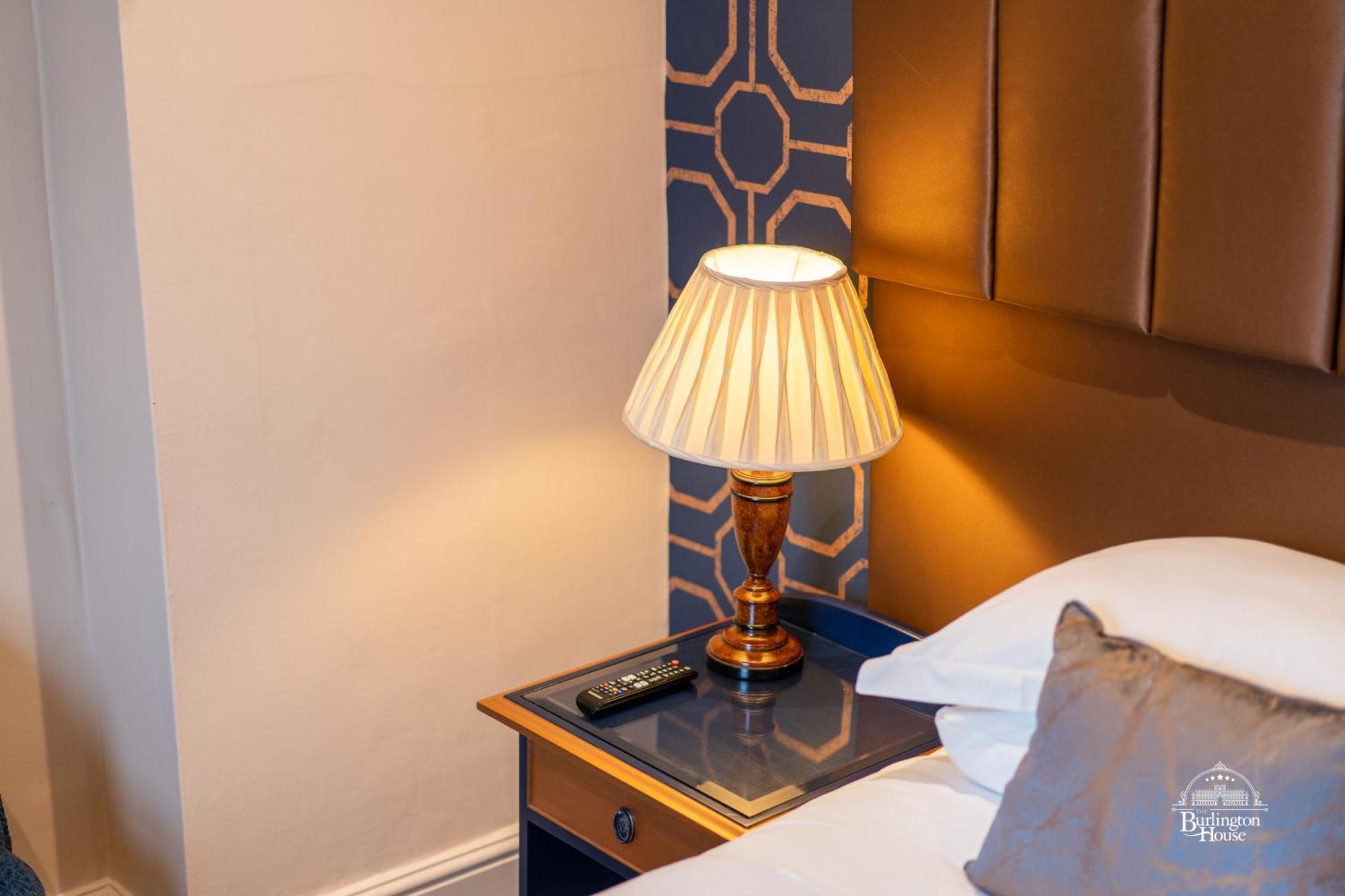 Burlington House Boutique Bed & Breakfast Oxford Ruang foto A table lamp