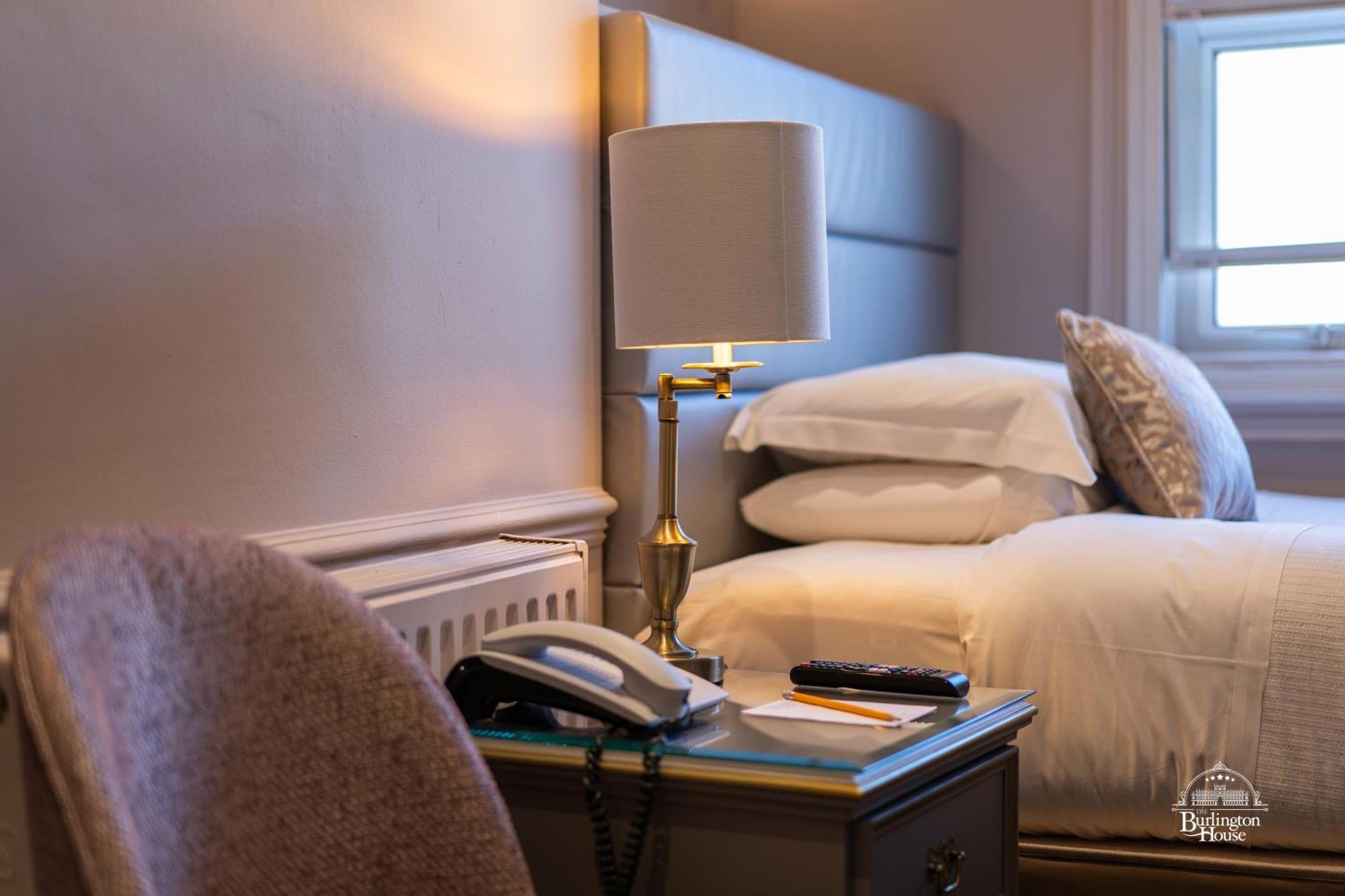 Burlington House Boutique Bed & Breakfast Oxford Ruang foto A guest room at the hotel