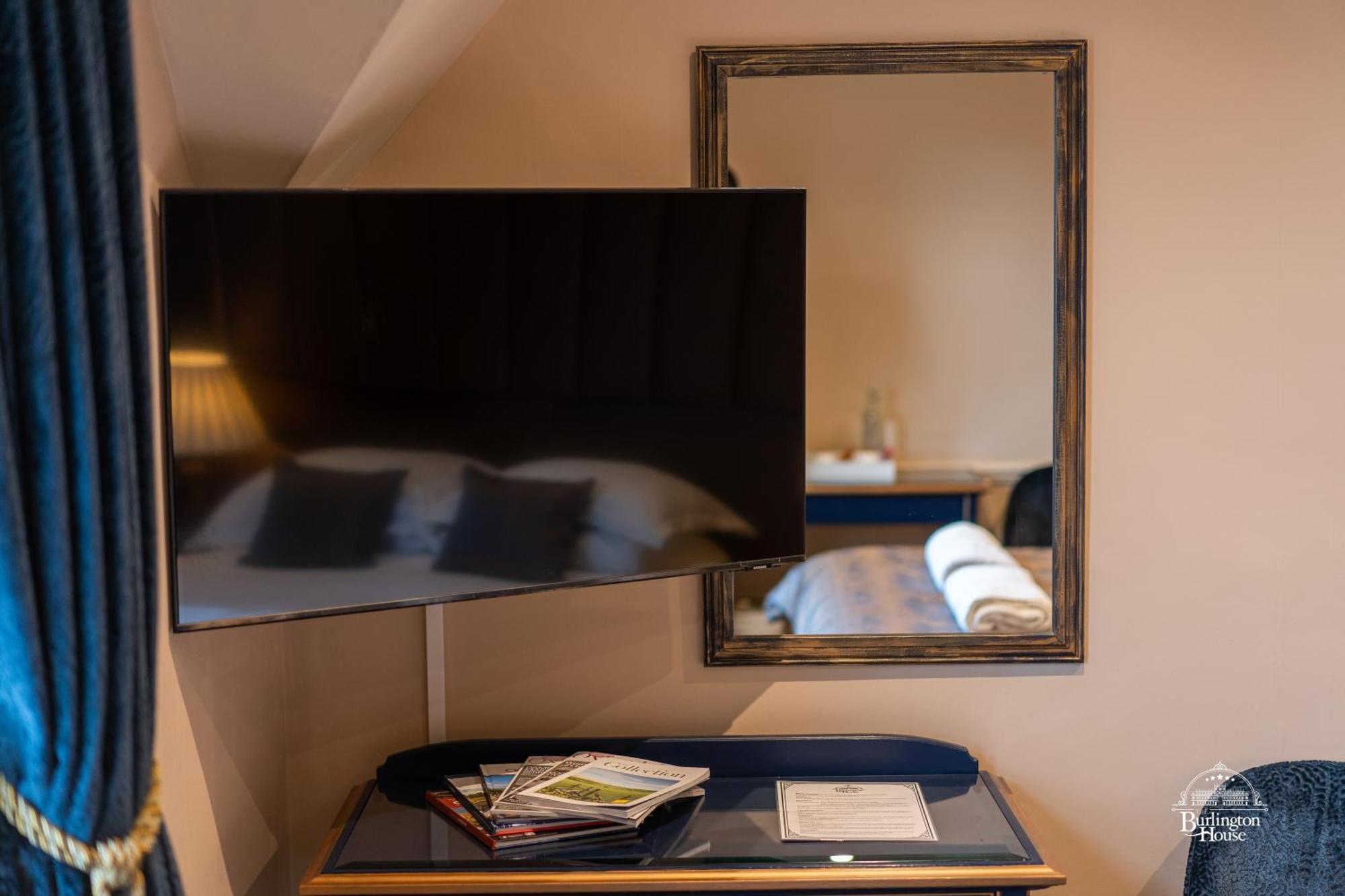 Burlington House Boutique Bed & Breakfast Oxford Ruang foto A television in a hotel room