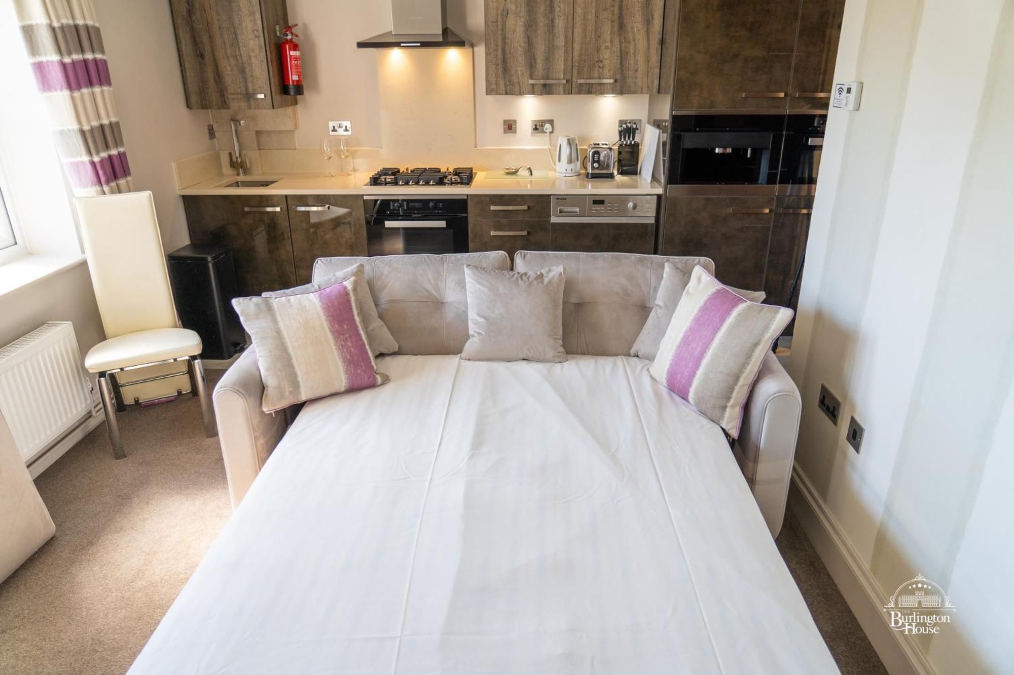 Burlington House Boutique Bed & Breakfast Oxford Bagian luar foto A sofa bed