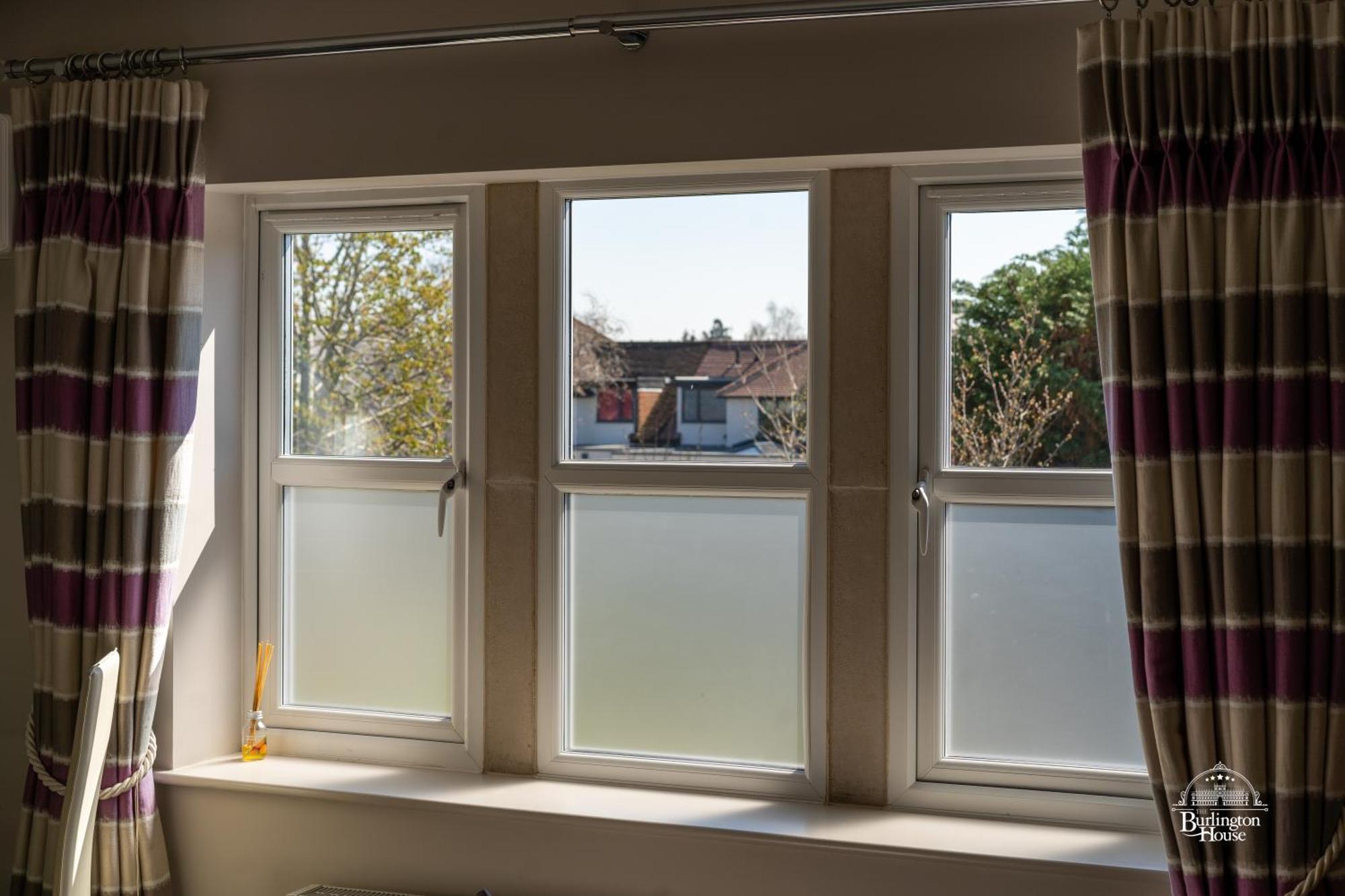 Burlington House Boutique Bed & Breakfast Oxford Bagian luar foto A window with a privacy film installed
