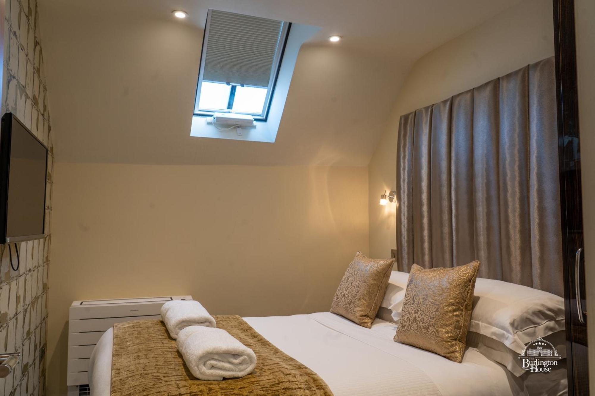 Burlington House Boutique Bed & Breakfast Oxford Bagian luar foto A bedroom at the hotel